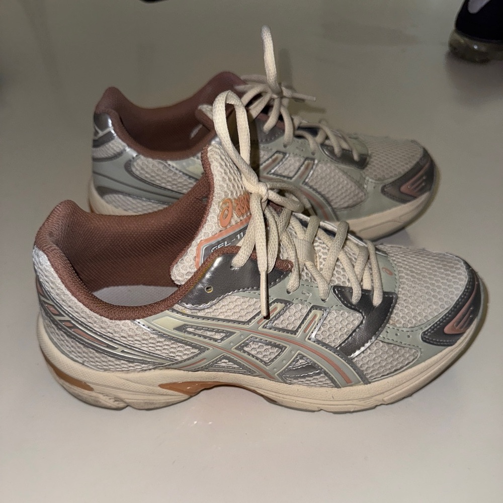 Asics sneakes